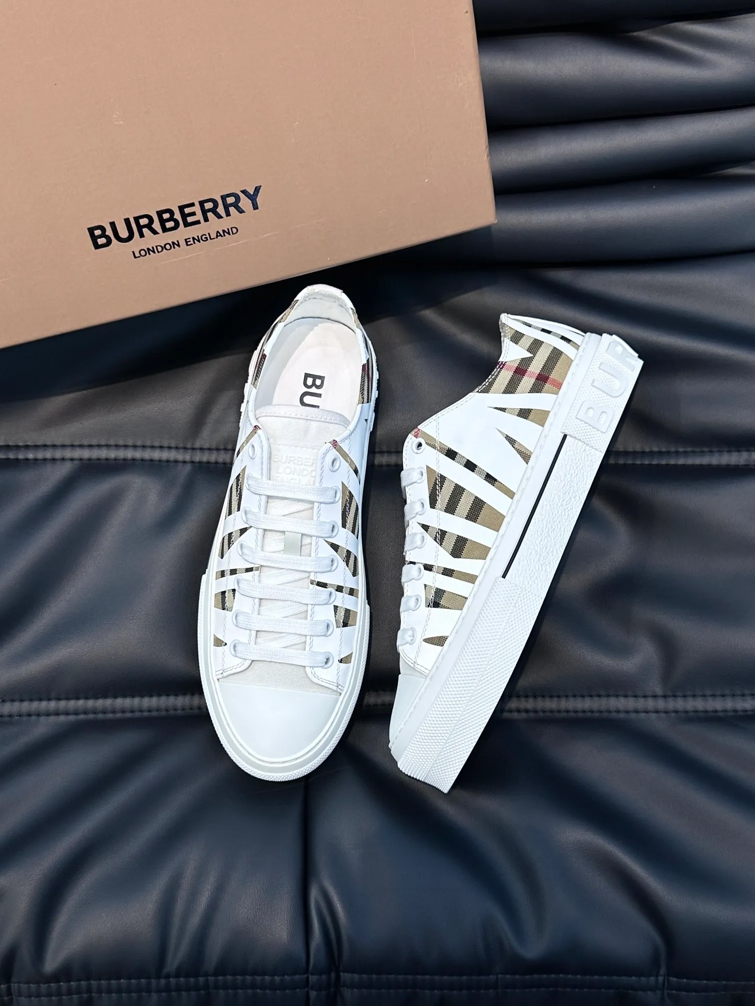 Men's Men's Shoes 💰400 ▫️B men's classic low-top sneakers are reinterpreted with Vintage retro plaid cotton material and decorated with a new brand logo. First-layer cowhide lining, embossed Burberry logo on the heel, and original TPU outsole! Size: 38-44 (45 46 customized)